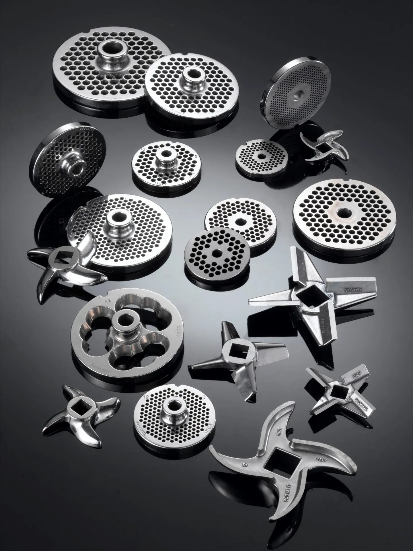 Mincer knives and plates arranged for reference